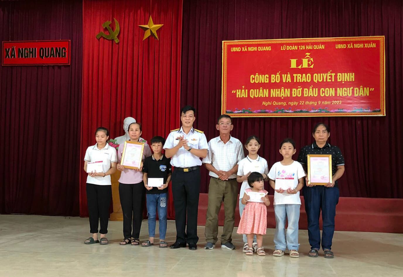 Lữ đoàn 126 trao quyết định “Hải quân nhận đỡ đầu con ngư dân” tại tỉnh Nghệ An