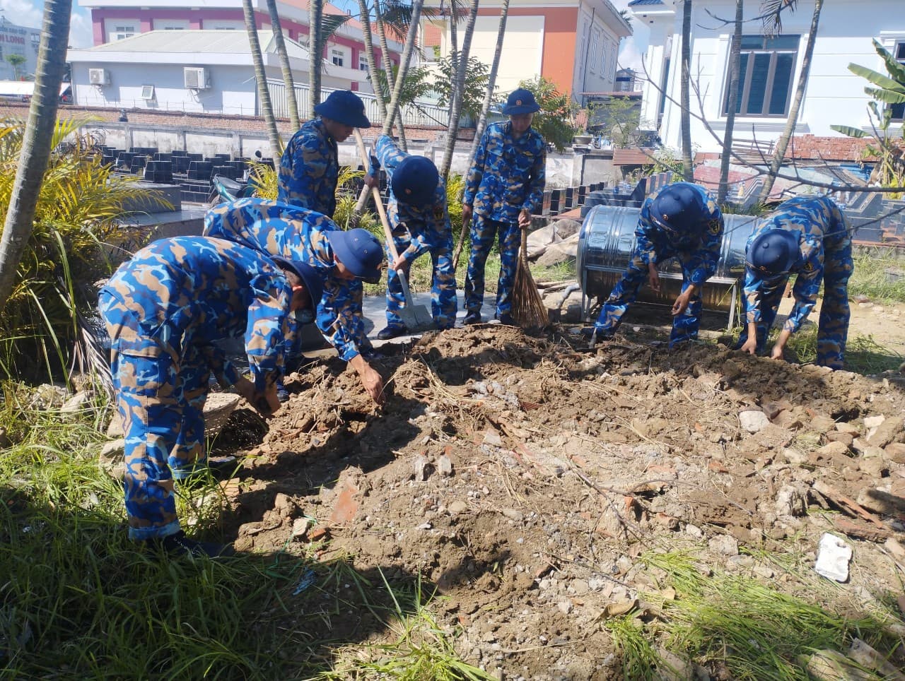 Gần 50 cán bộ, chiến sĩ Tiểu đoàn 158 tham gia lao động giúp dân