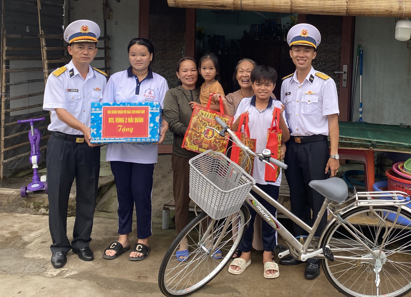 Vùng 2 thăm, tặng quà con ngư dân nhân dịp Tết Trung thu