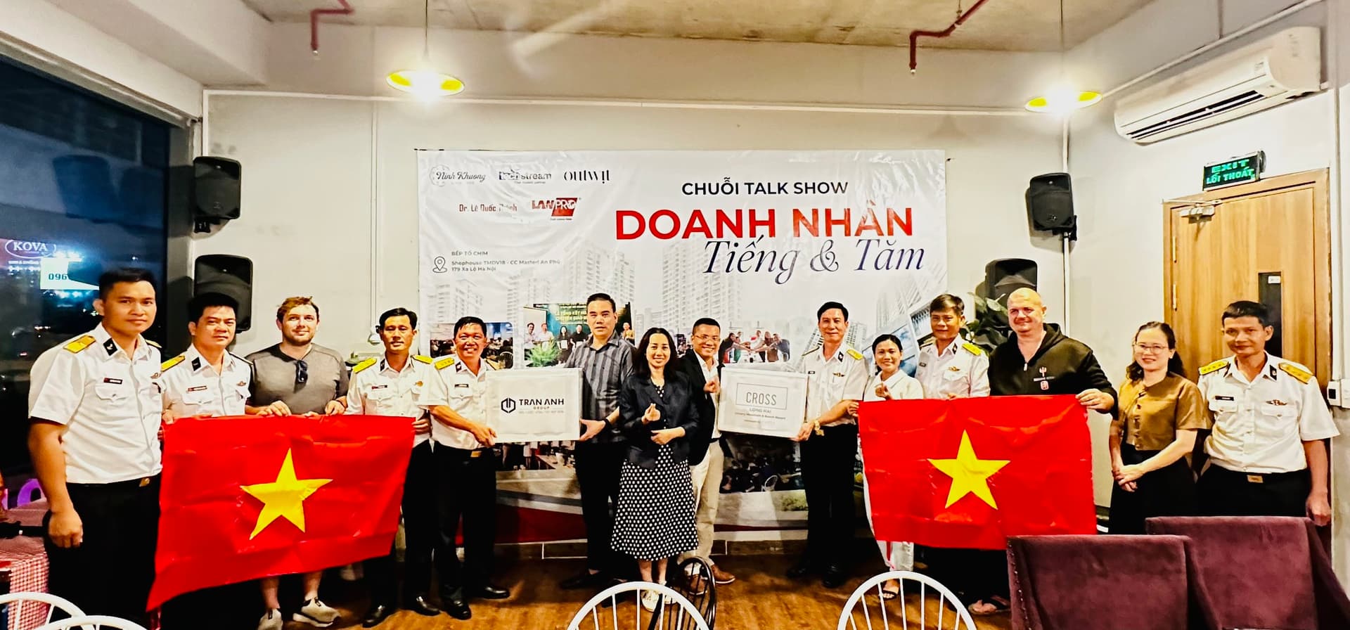 Tiếp nhận 600 lá cờ Tổ quốc từ Câu lạc bộ Doanh nhân 2030