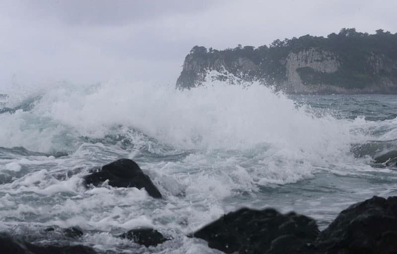 Tàu thuyền và các hoạt động trên biển đề phòng lốc xoáy, gió giật mạnh