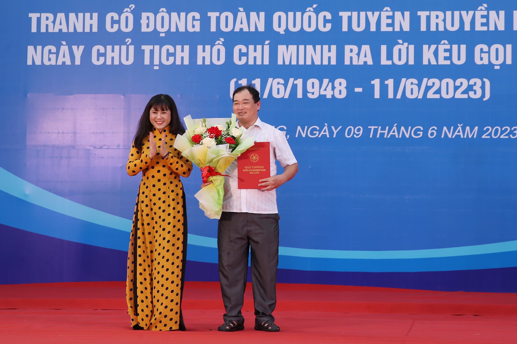 Trao giải thưởng cuộc thi tranh cổ động và khai mạc triển lãm về thi đua ái quốc