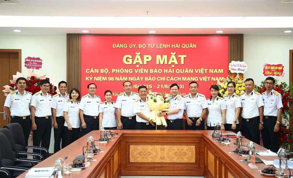 Đảng ủy, Bộ Tư lệnh Hải quân: Gặp mặt cán bộ, phóng viên Báo Hải quân Việt Nam nhân kỷ niệm 98 năm Ngày Báo chí cách mạng Việt Nam