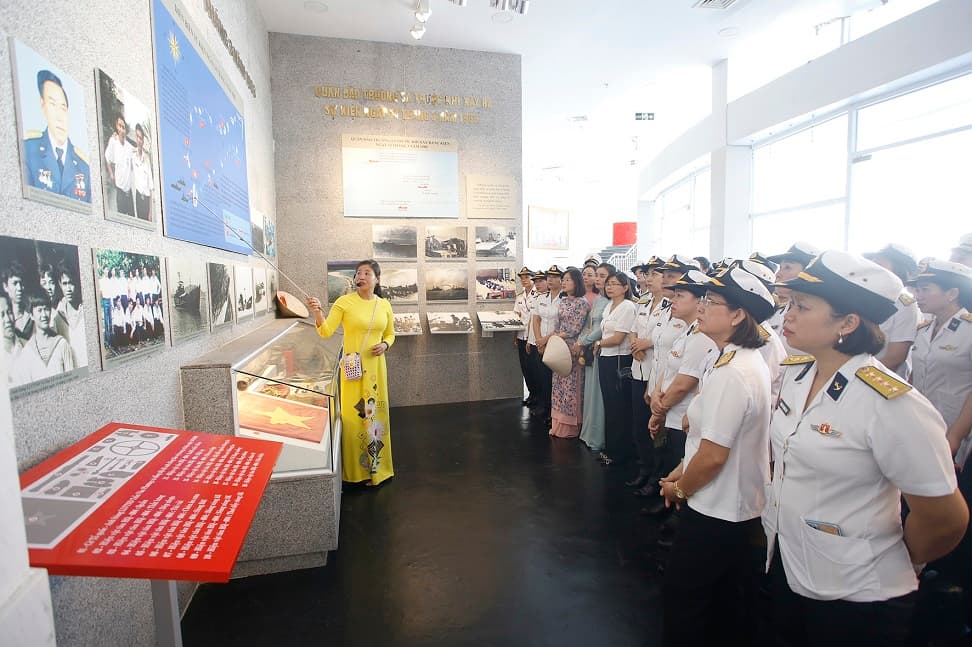 Cán bộ, hội viên phụ nữ Cục Kỹ thuật dâng hương tại Khu tưởng niệm chiến sĩ Gạc Ma