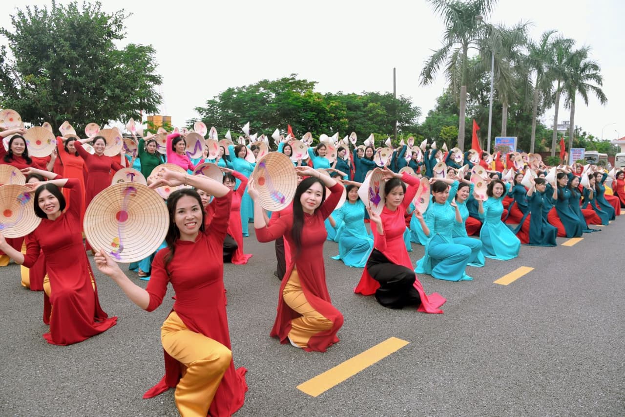 "Sắc màu của biển" - Phụ nữ Hải quân tự tin, duyên dáng trong tà áo dài truyền thống