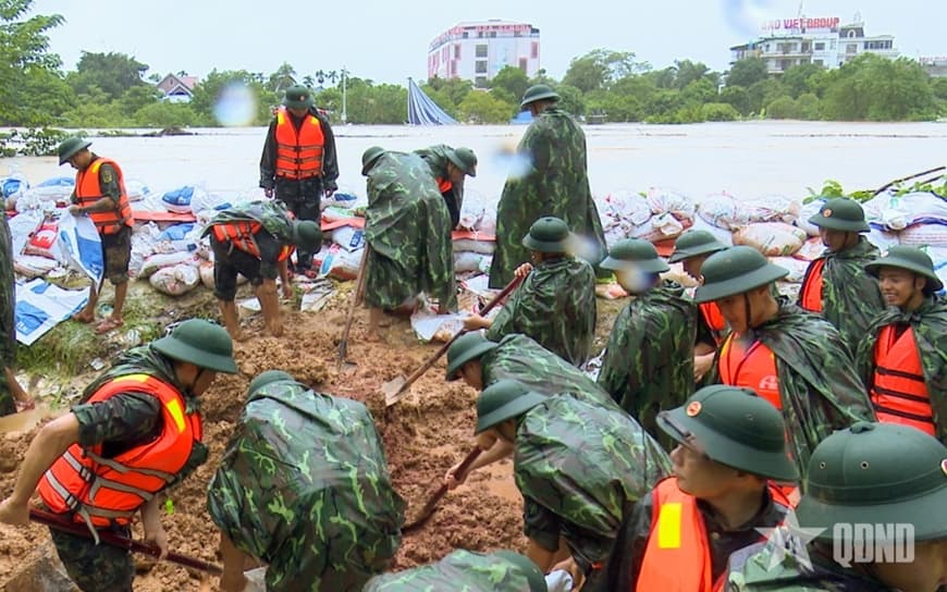 Quân đội chủ động, tích cực giúp dân ứng phó mưa, lũ lớn