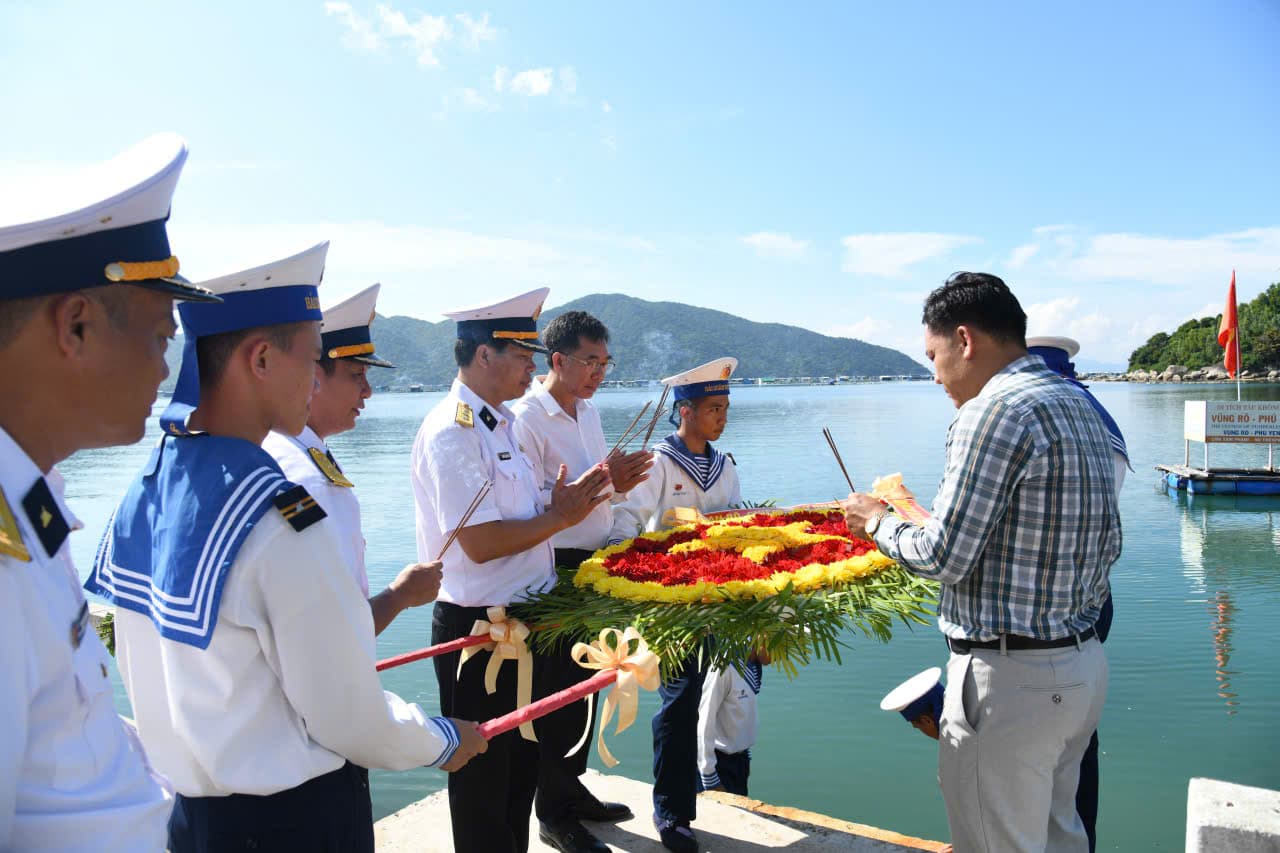 Đoàn công tác Lữ đoàn 680 dâng hương tại bến Vũng Rô