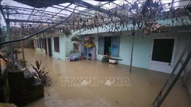 Thủ tướng họp khẩn trực tuyến từ Nam Phi về ứng phó lũ lụt ở miền Trung