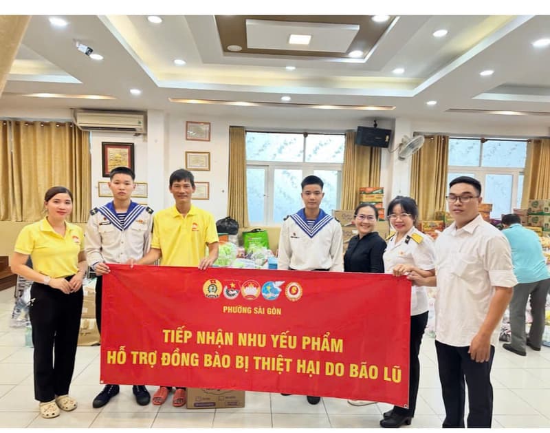 Ấm áp nghĩa tình đồng đội, tình cảm quân dân trong mưa lũ