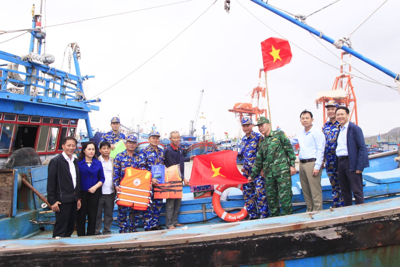 Vùng 4 Hải quân đồng hành với ngư dân Gia Lai vươn khơi bám biển