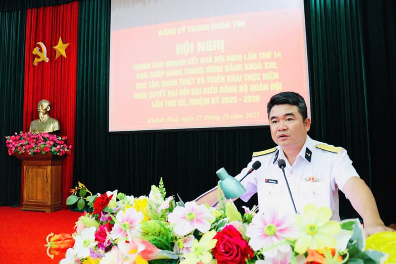 Trung đoàn 196 thông báo nhanh kết quả Hội nghị Trung ương 14