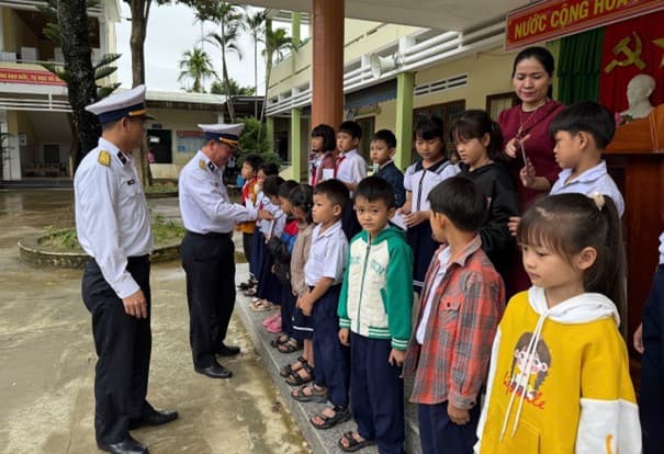 Lữ đoàn 680 chia sẻ khó khăn với gia đình chính sách vùng lũ Hà Nha