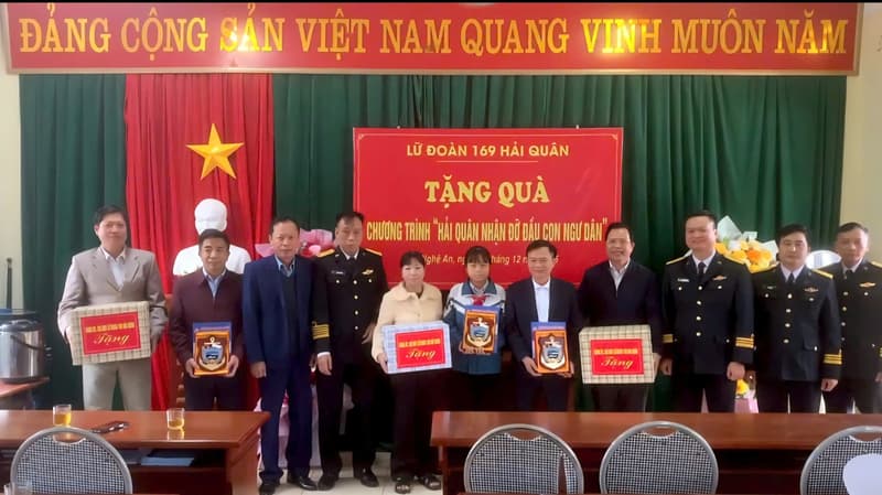 Lữ đoàn 169 thăm, tặng quà con ngư dân