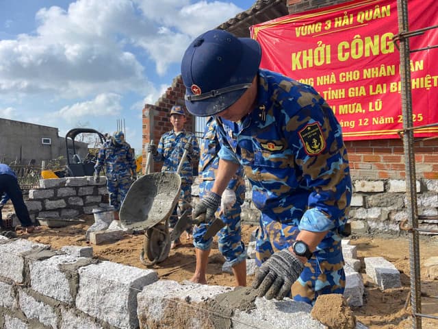 Bộ đội Vùng 3 vượt nắng, thắng mưa thần tốc xây nhà cho người dân vùng lũ