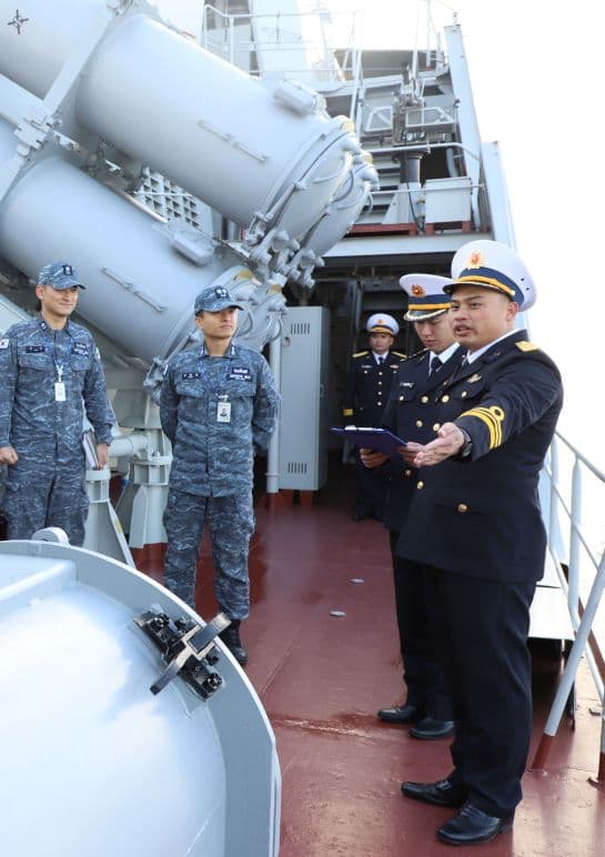 Tàu 015 giao lưu hữu nghị với Hải quân Hàn Quốc