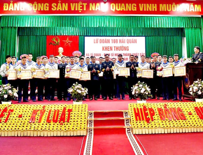 Lữ đoàn 169 gặp mặt tuyên dương, khen thưởng chiến sĩ chuẩn bị xuất ngũ