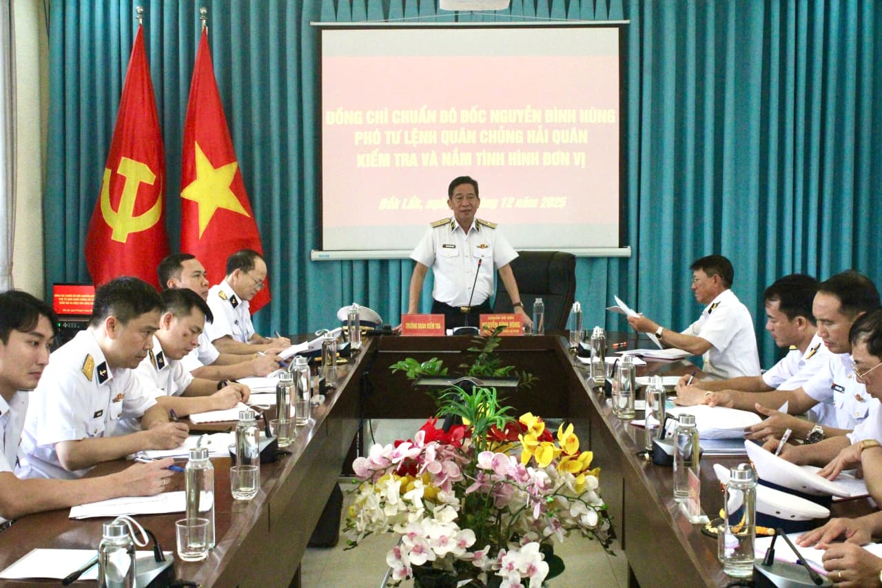 Chuẩn Đô đốc Nguyễn Đình Hùng thăm, làm việc với Lữ đoàn 682