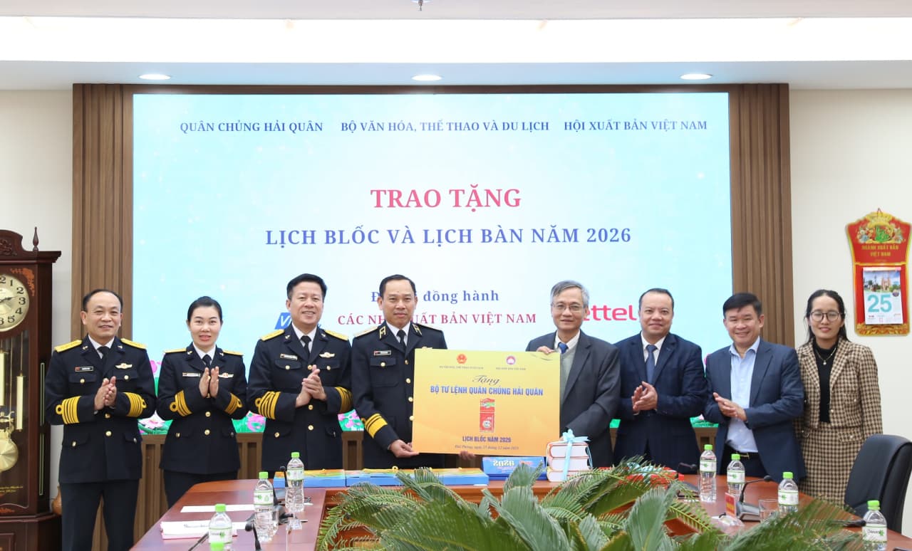 Hội Xuất bản Việt Nam trao tặng lịch Xuân cho cán bộ, chiến sĩ Quân chủng Hải quân