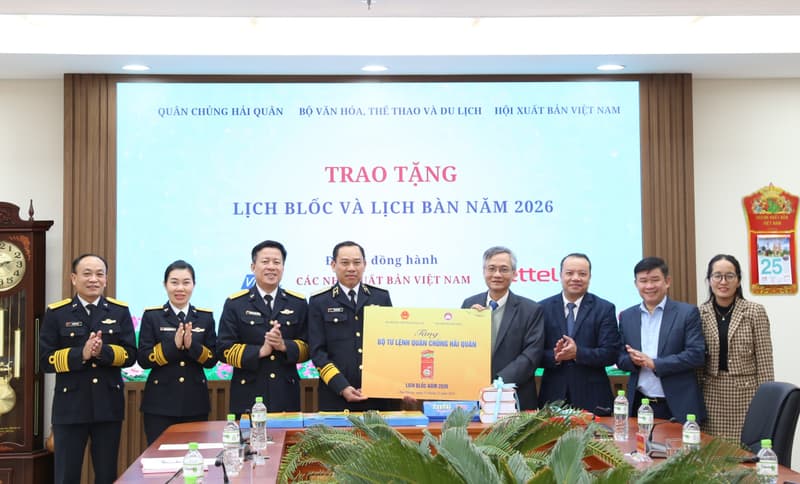 Hội Xuất bản Việt Nam trao tặng lịch Xuân cho cán bộ, chiến sĩ Quân chủng Hải quân