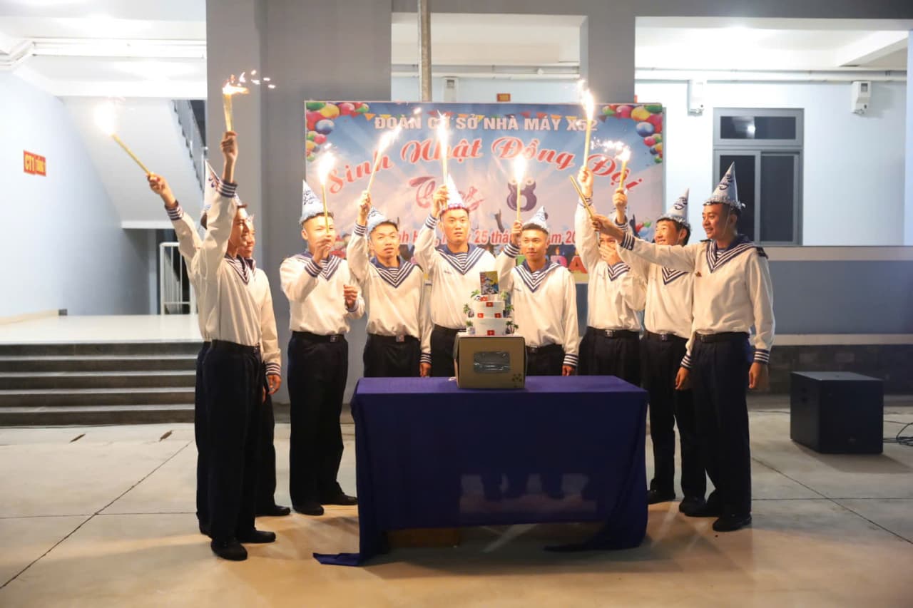 Đoàn cơ sở Nhà máy X52 tổ chức sinh nhật đồng đội tháng 8