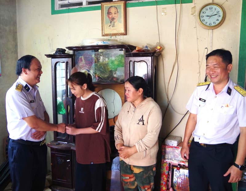 Trường Cao đẳng Kỹ thuật Hải quân tặng quà con ngư dân