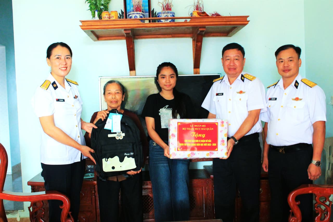 Lữ đoàn 602 tặng quà con ngư dân
