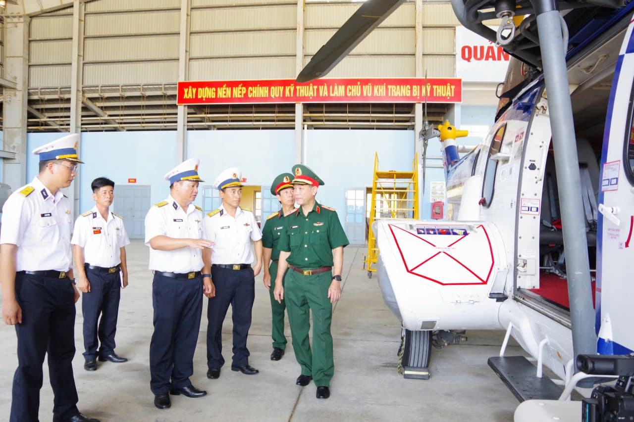 Tổng cục Hậu cần – Kỹ thuật kiểm tra tại Lữ đoàn 954