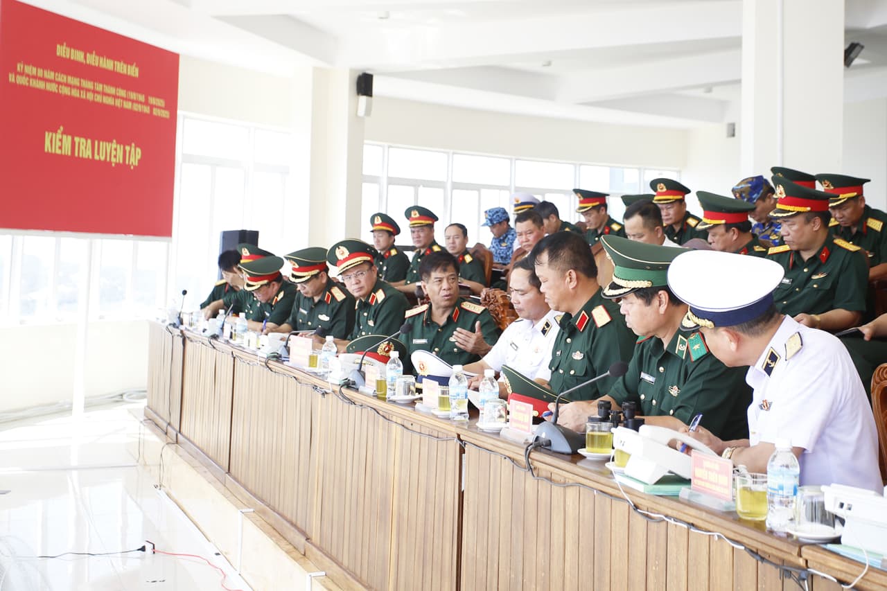 Thượng tướng Nguyễn Văn Nghĩa kiểm tra luyện tập diễu binh lực lượng vũ trang trên biển