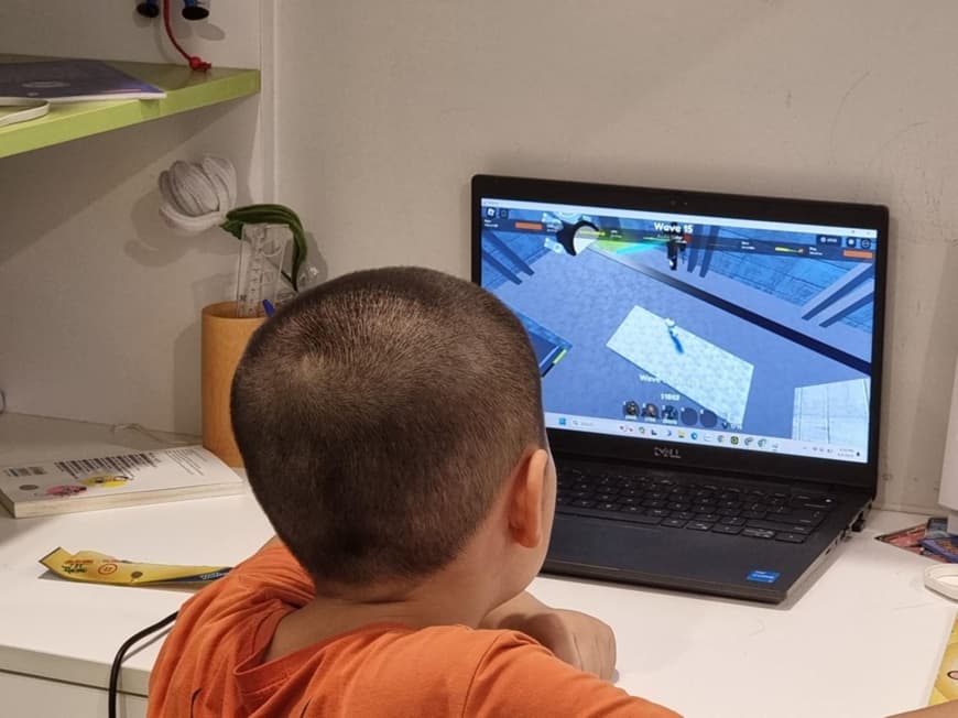 Bộ Y tế yêu cầu tăng cường bảo vệ trẻ em trên môi trường mạng