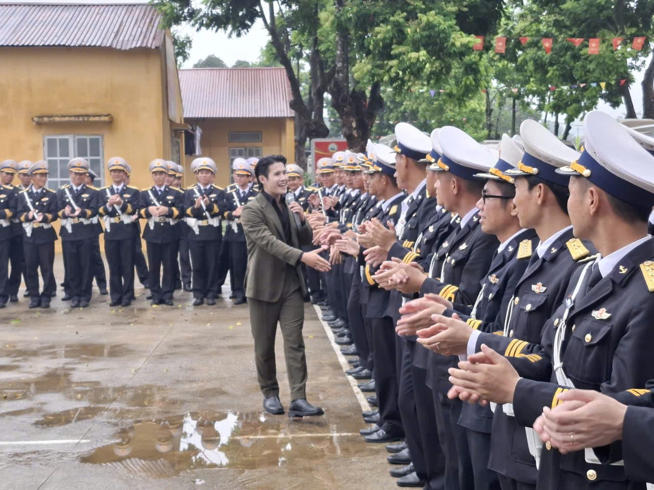 Trung tâm Tình nguyện Quốc gia khu vực miền Trung thăm, tặng quà lực lượng Hải quân thực hiện nhiệm vụ A80