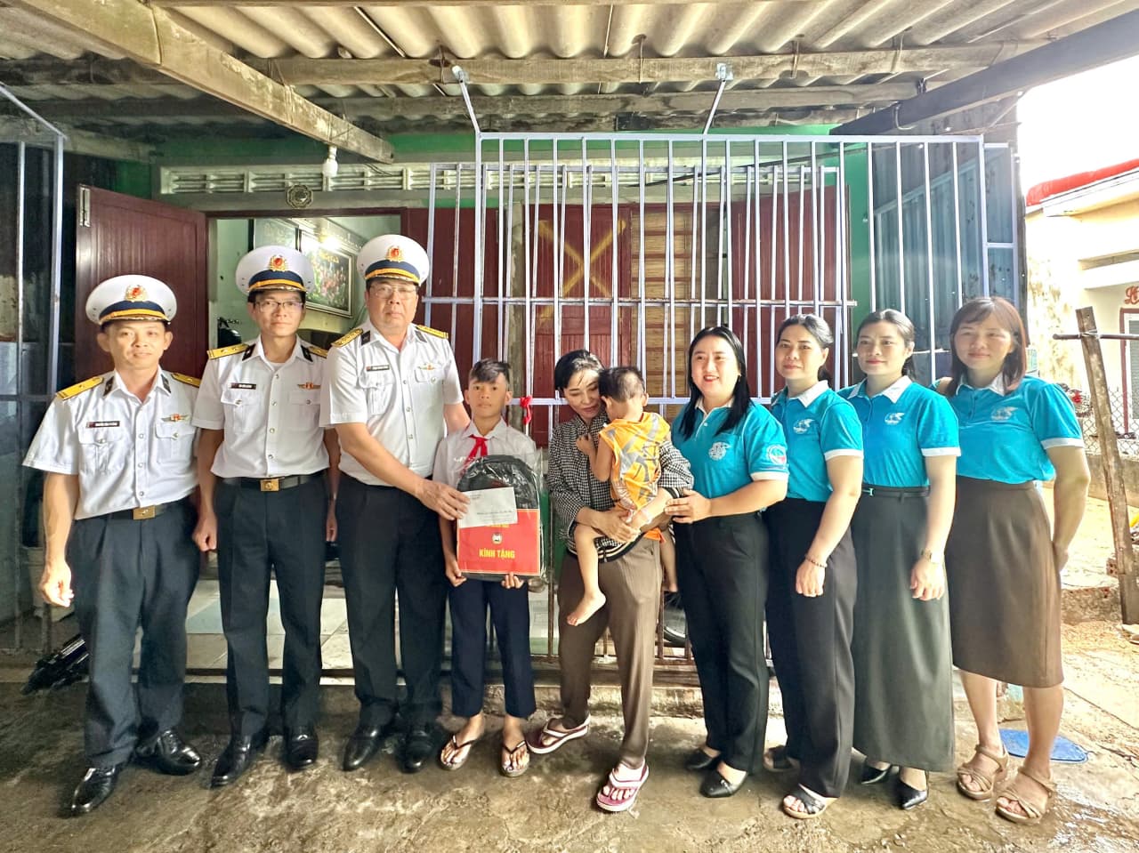 Lữ đoàn 682 tặng quà con ngư dân nhân dịp khai giảng năm học mới