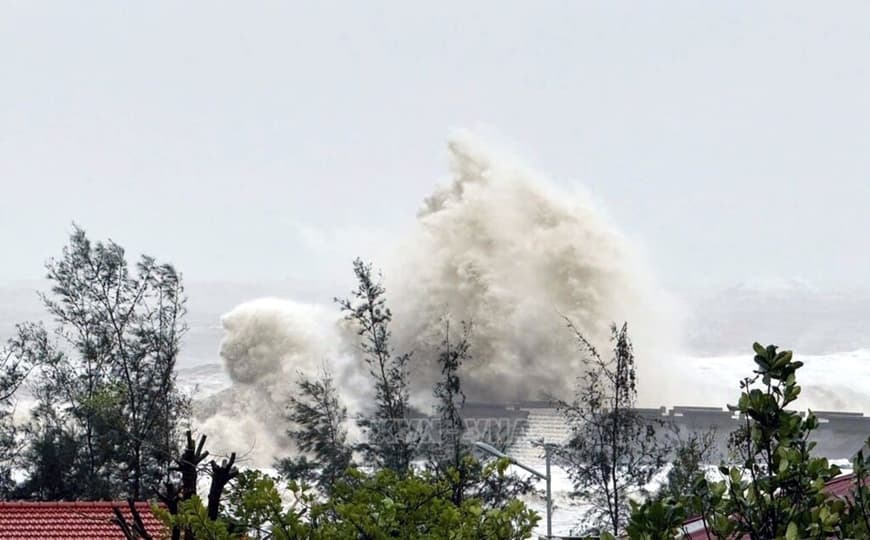 Đề phòng nguy cơ xảy ra dông, lốc và gió giật mạnh trước và trong khi bão số 9 đổ bộ