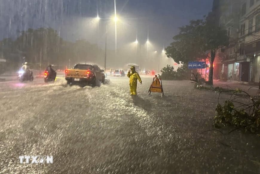 Bão số 10 di chuyển nhanh, giật cấp 16