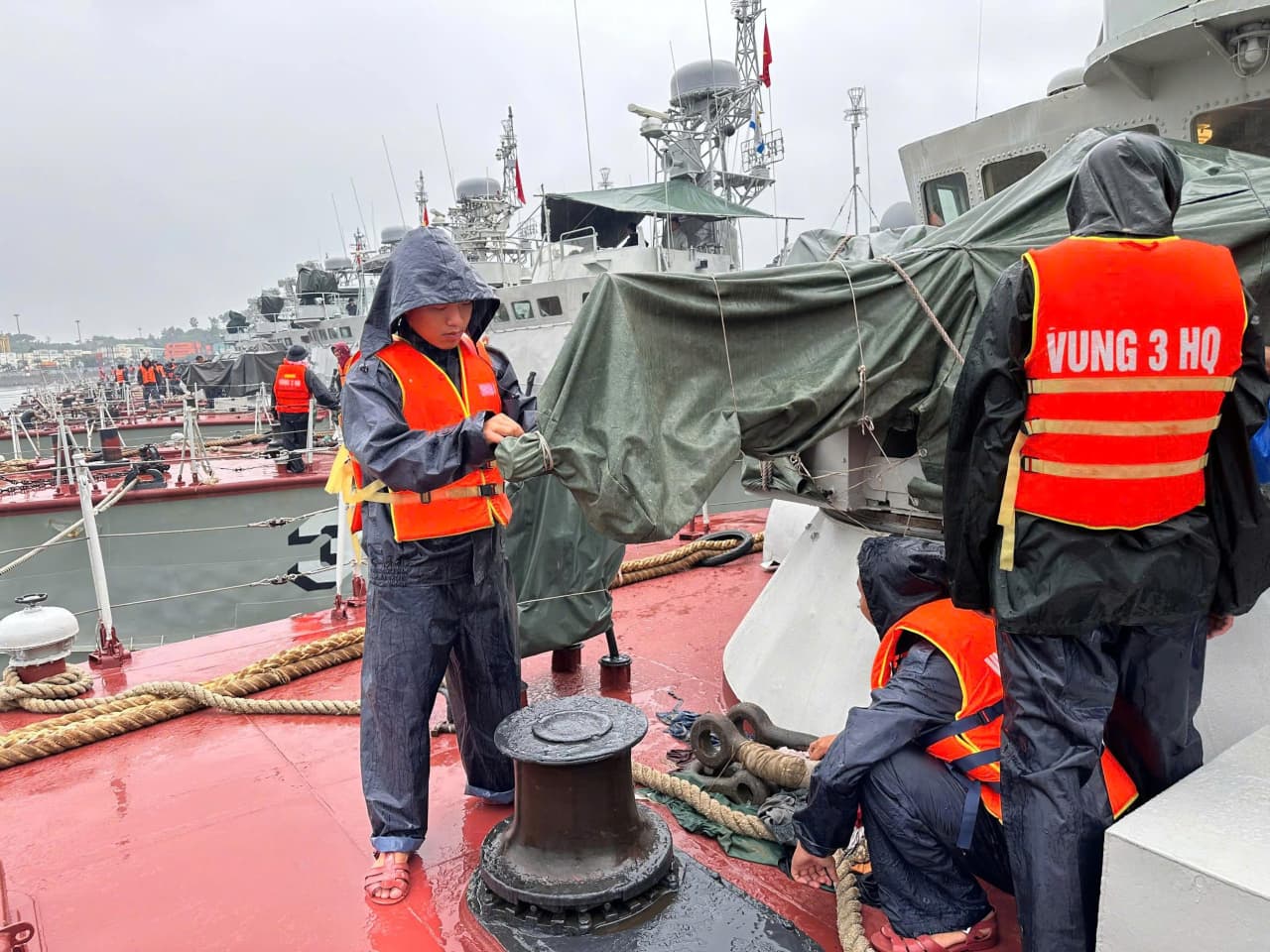 Các đơn vị Hải quân khu vực miền Trung chủ động phòng chống bão số 10