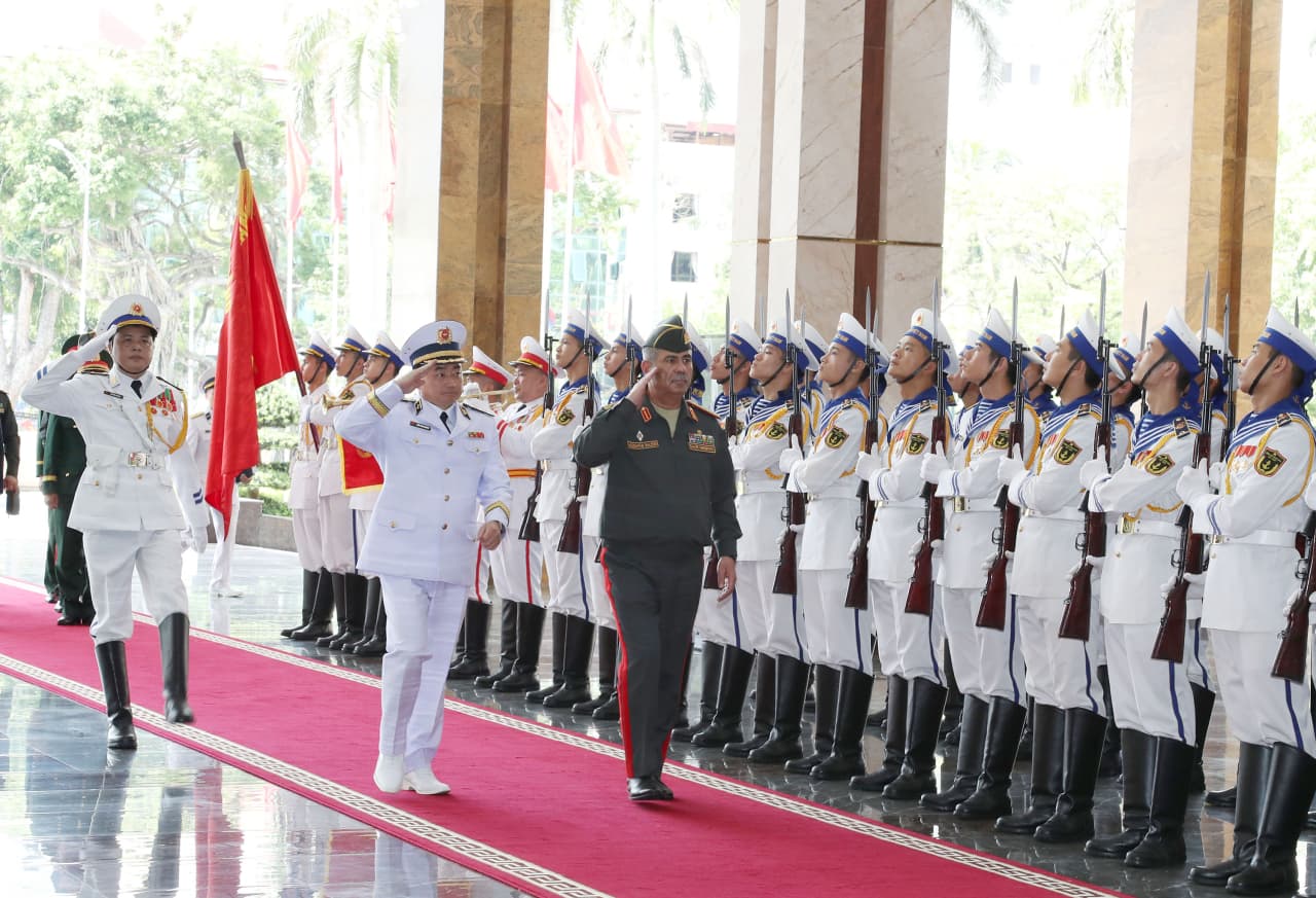 Bộ trưởng Bộ Quốc phòng Azerbaijan thăm Hải quân nhân dân Việt Nam