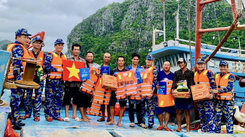 Lữ đoàn 169 hỗ trợ ngư dân sau bão số 10