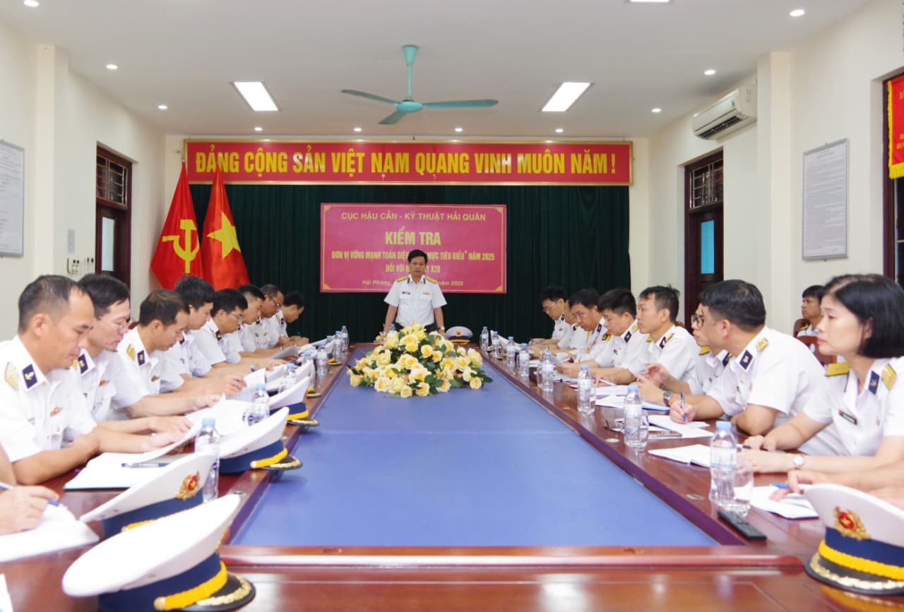 Chính ủy Cục Hậu cần-Kỹ thuật Hải quân kiểm tra Nhà máy X28