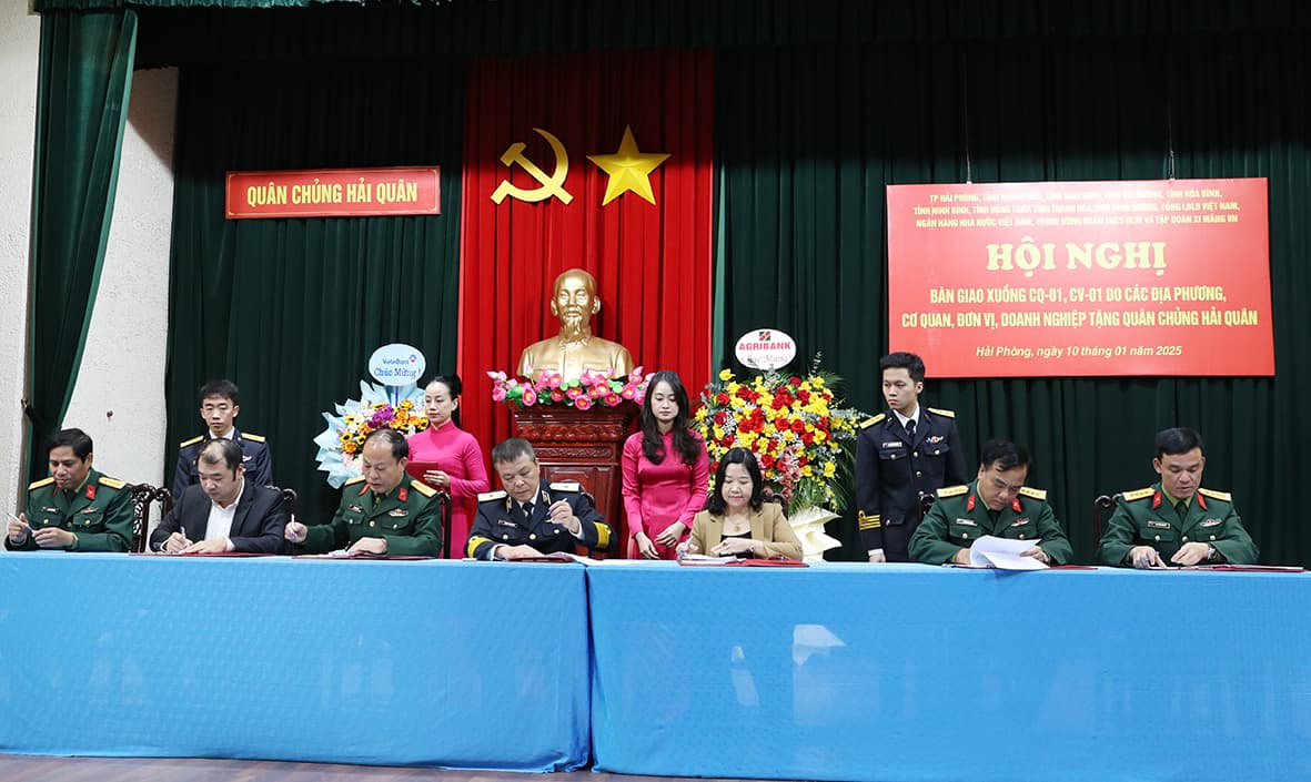 Bàn giao xuồng do các địa phương, cơ quan, đơn vị, doanh nghiệp tặng Quân chủng Hải quân