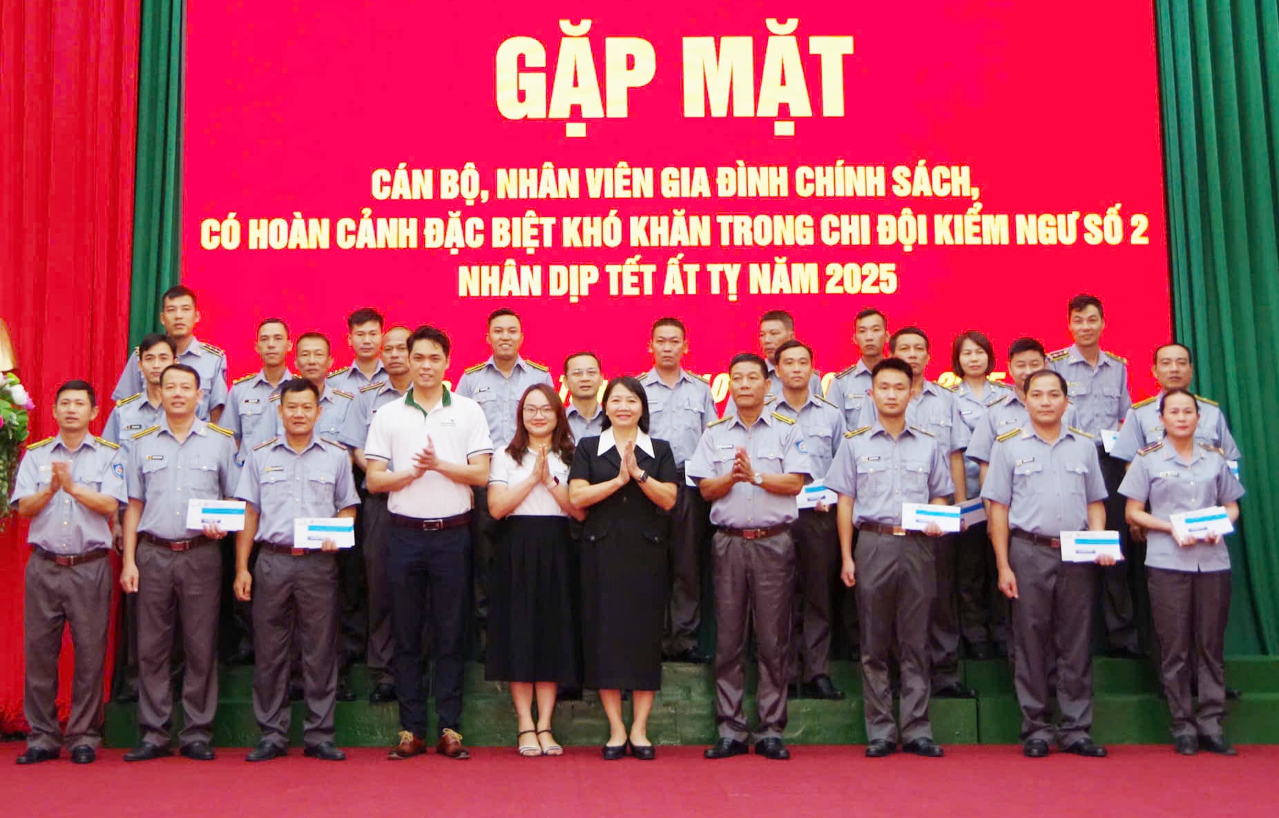 Chi đội Kiểm ngư số 2 tặng quà đối tượng chính sách