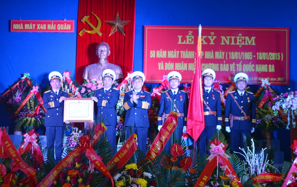 NHÀ MÁY X48: KÍNH BÁO