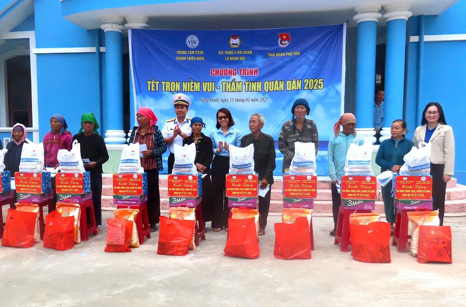 Lữ đoàn 682 phối hợp tổ chức chương trình “Tết trọn niềm vui - thắm tình quân dân 2025”