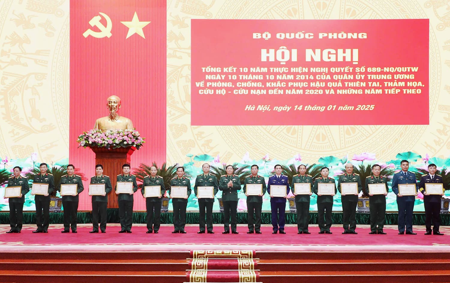 Quân chủng Hải quân có 2 tập thể và 3 cá nhân được nhận Bằng khen vì thực hiện tốt Nghị quyết 689 của Quân ủy Trung ương