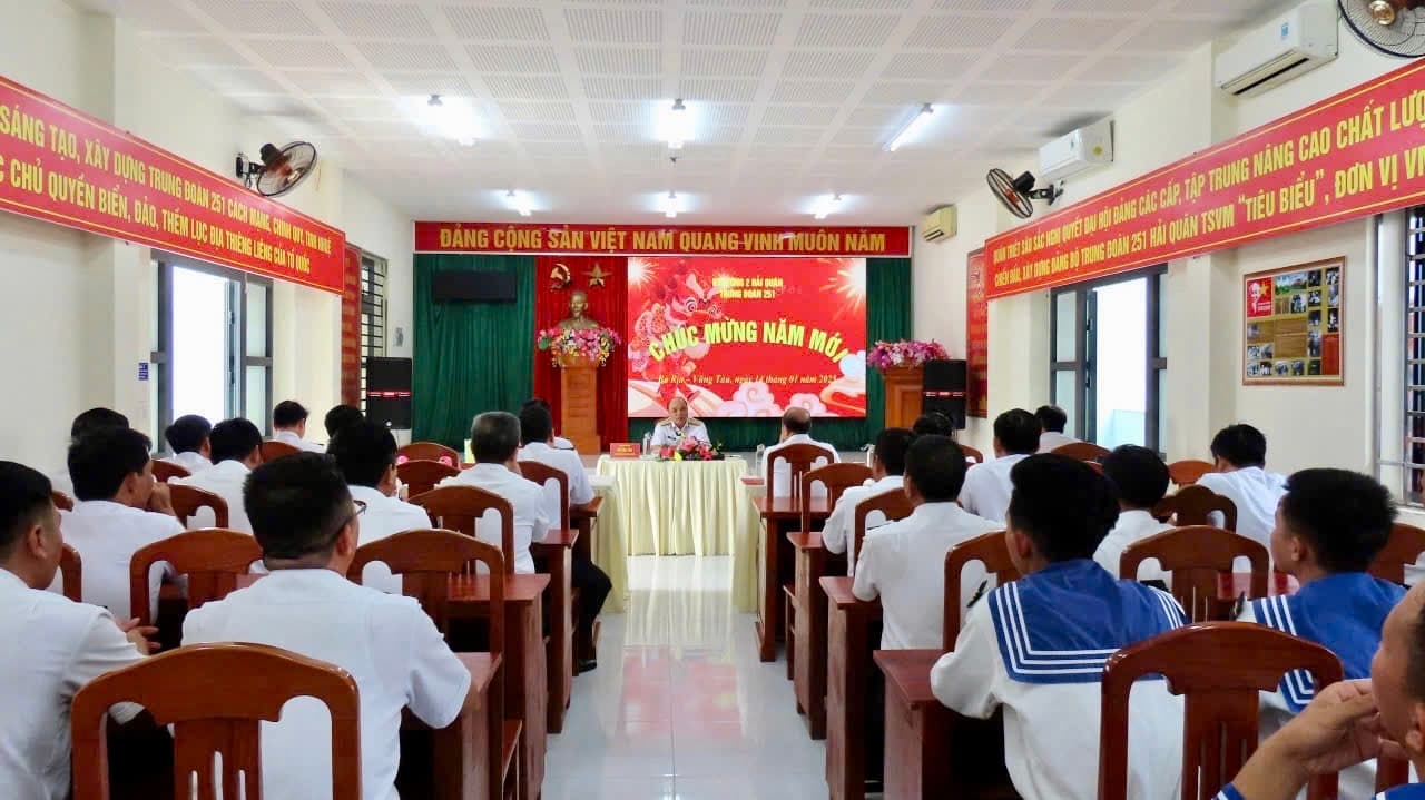 Phó Chính ủy Hải quân kiểm tra, chúc tết Trung đoàn 251