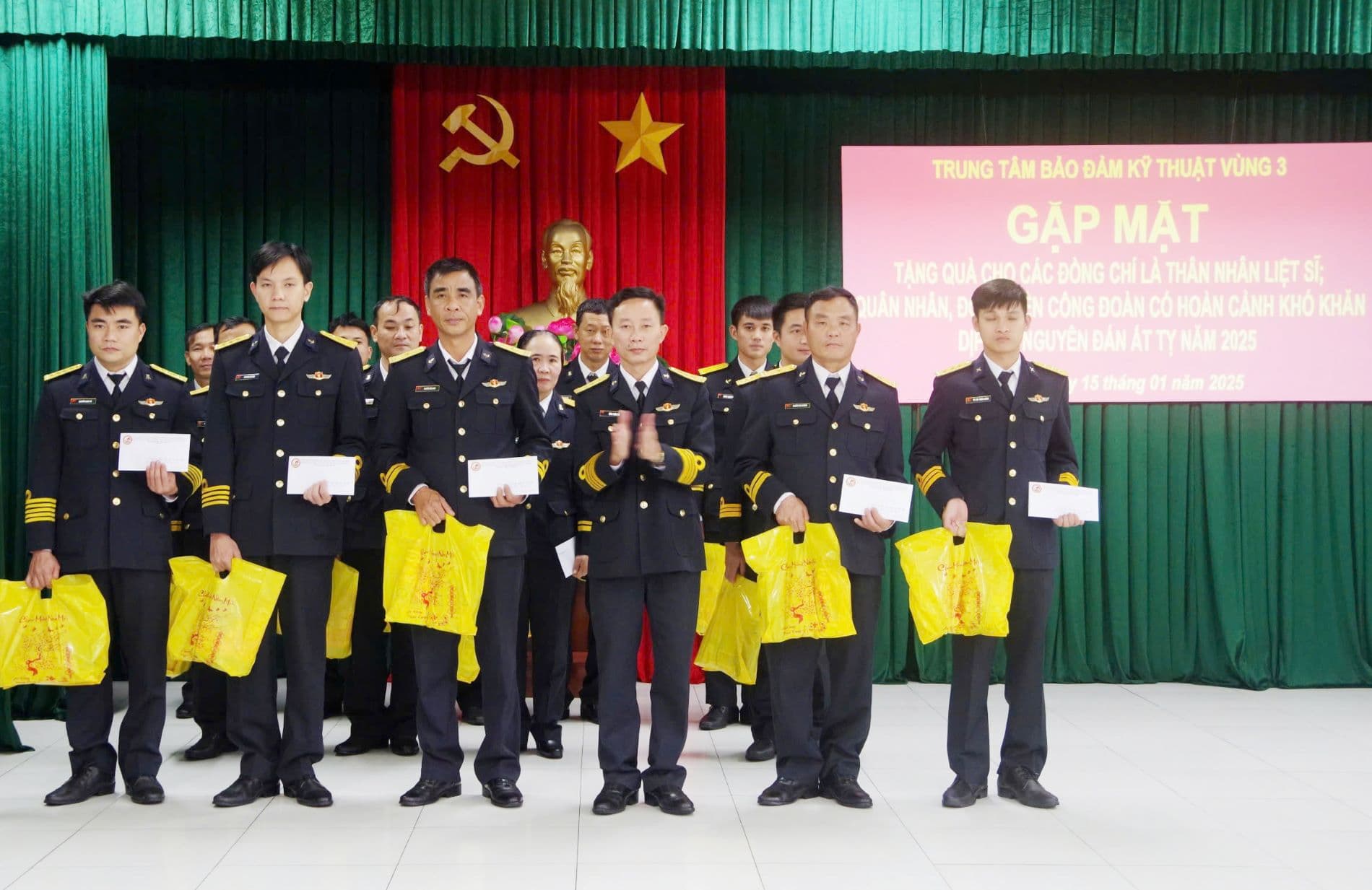 Trung tâm Bảo đảm Kỹ thuật Vùng 3 tặng quà quân nhân có hoàn cảnh khó khăn