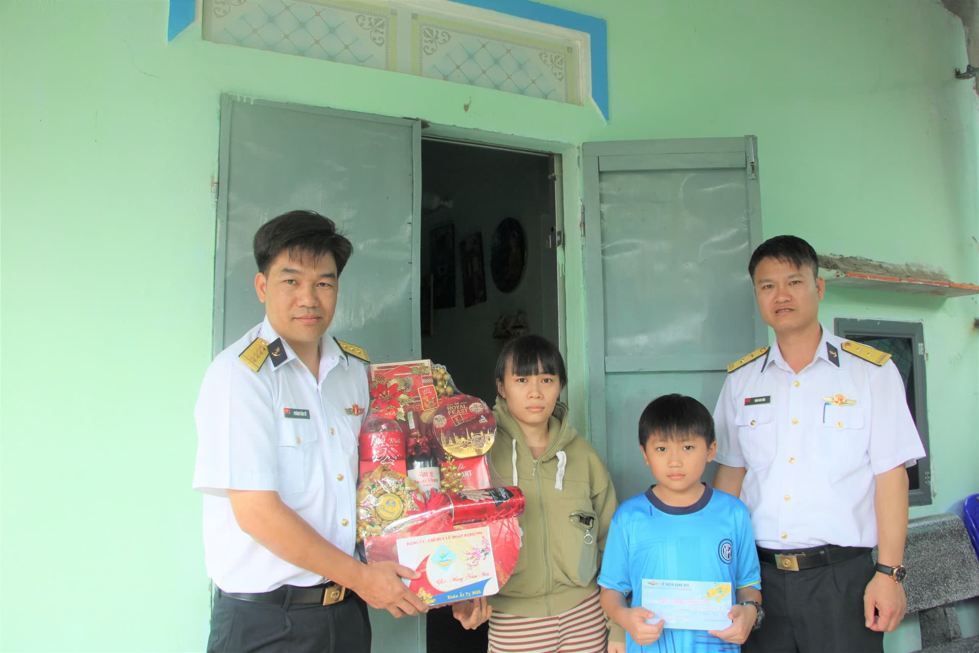 Lữ đoàn 954 tặng quà gia đình chính sách và con ngư dân