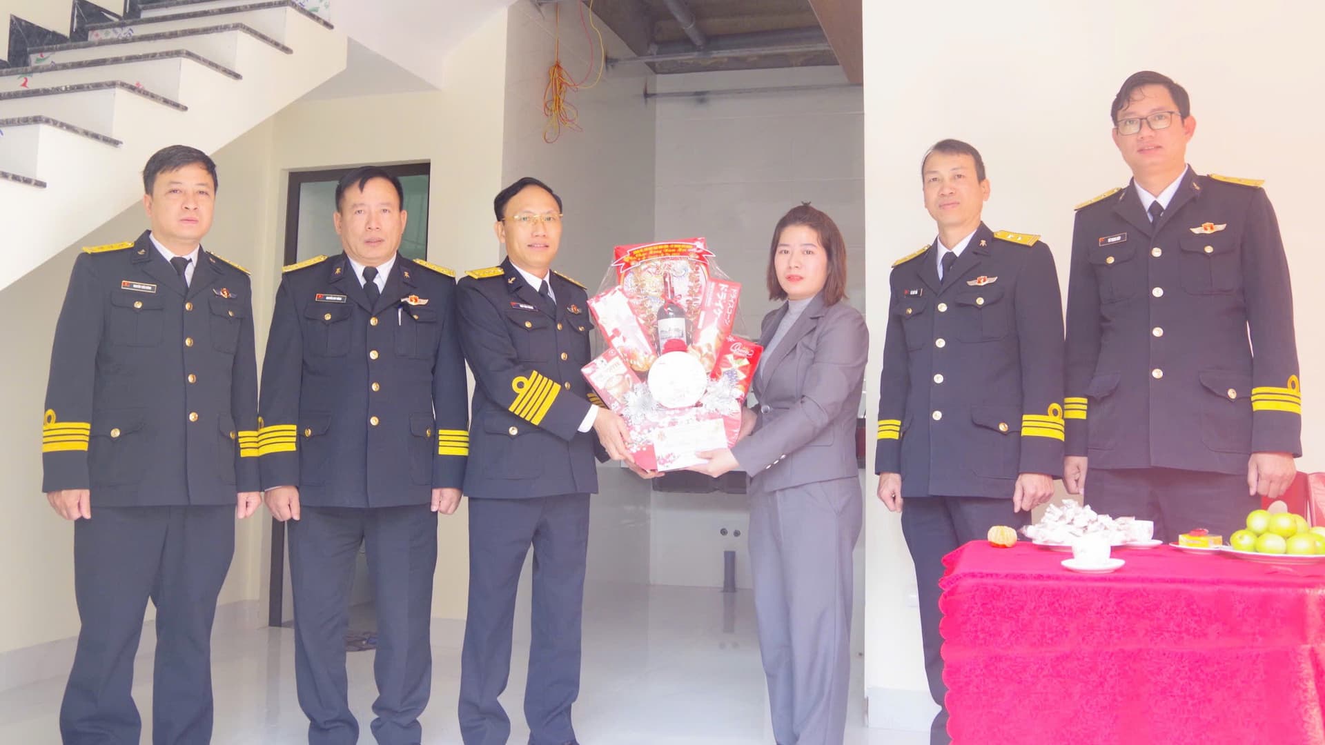 Thủ trưởng Cục Hậu cần-Kỹ thuật thăm, tặng quà gia đình chính sách nhân dịp Tết Nguyên đán 2025