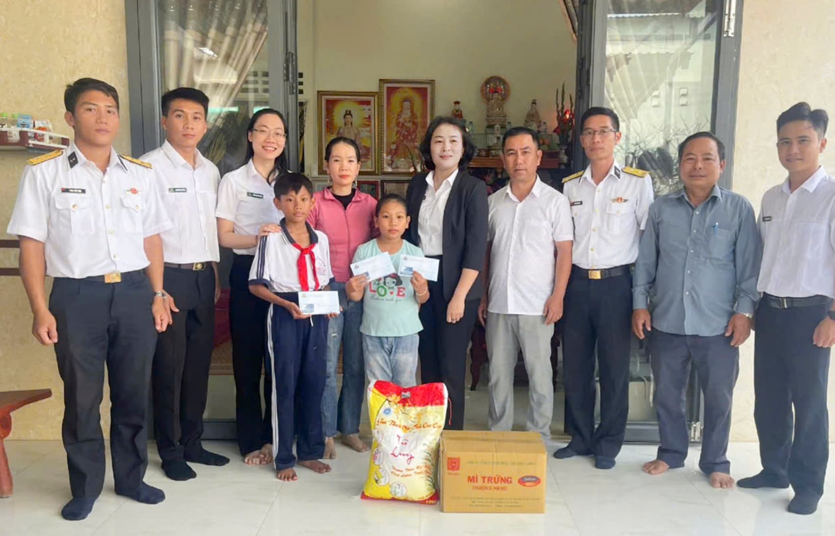 Lữ đoàn 167 tặng quà tết con ngư dân