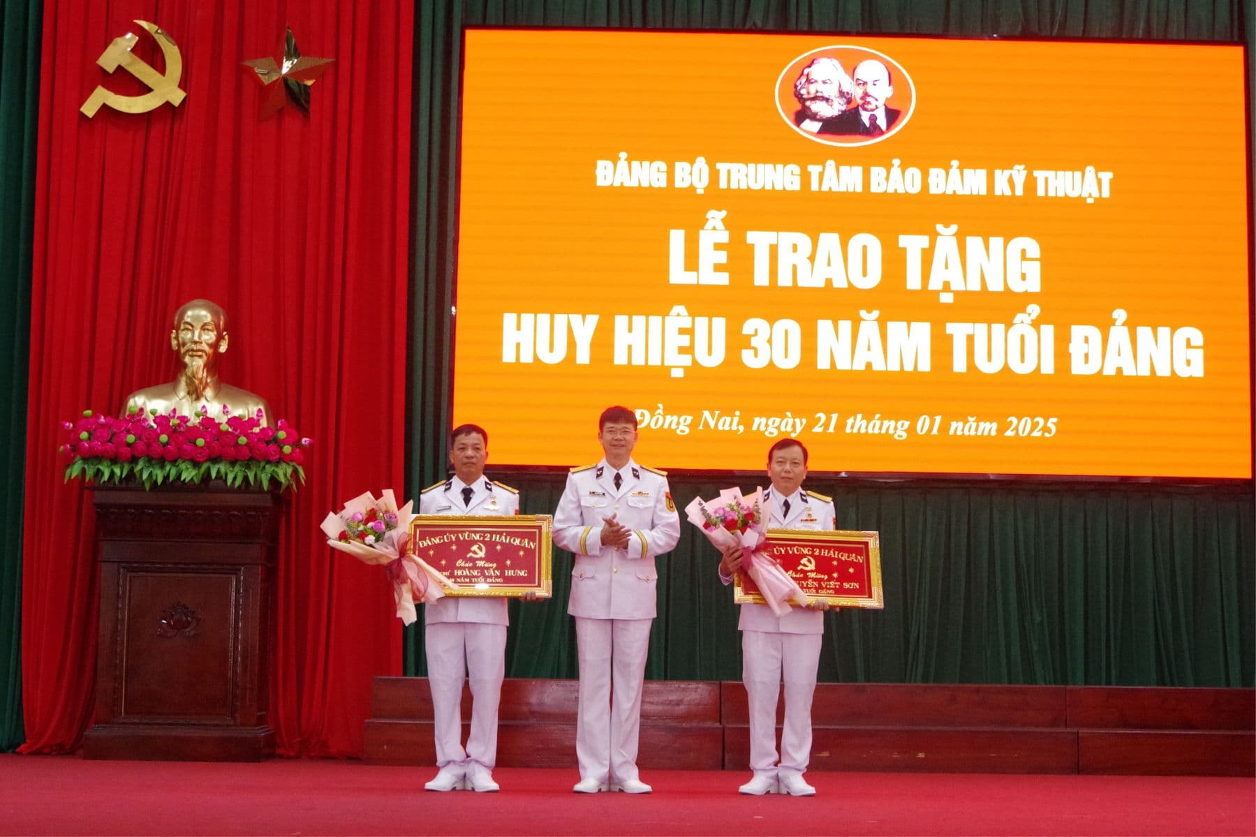 Đảng uỷ Trung tâm Bảo đảm kỹ thuật Vùng 2 trao huy hiệu 30 năm tuổi đảng