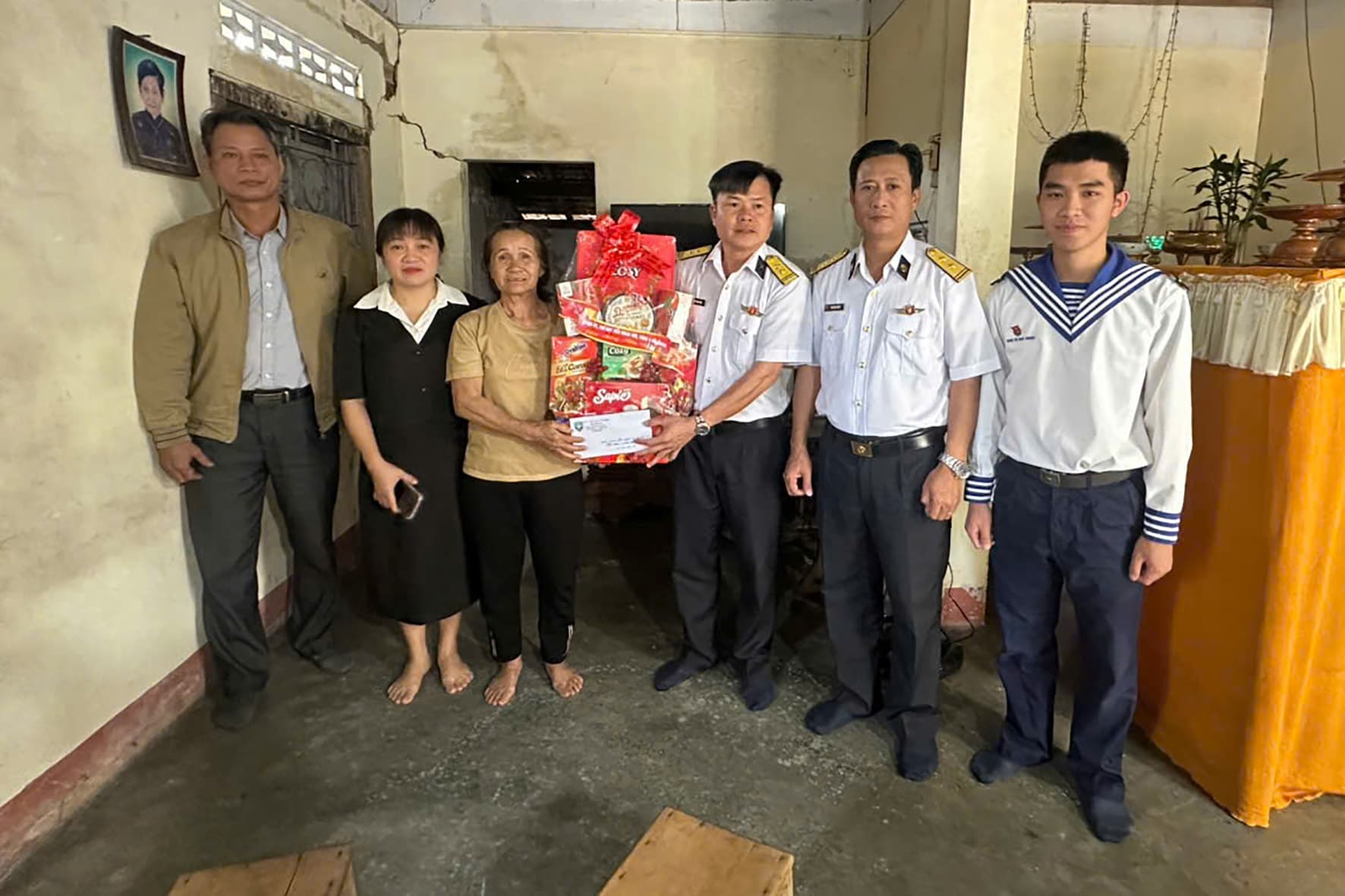 Tiểu đoàn 455 trao tiền ủng hộ học sinh mắc bệnh hiểm nghèo