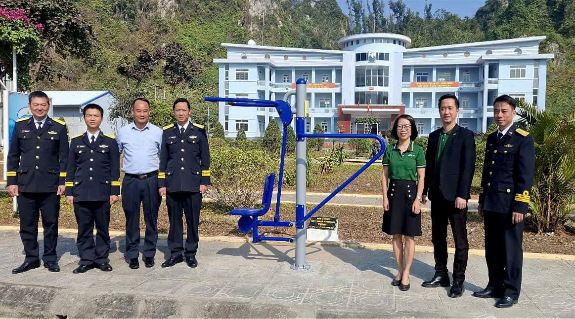 Doanh nghiệp tỉnh Quảng Ninh tặng Trung tâm Huấn luyện Vùng 1 bộ dụng cụ thể thao đường phố